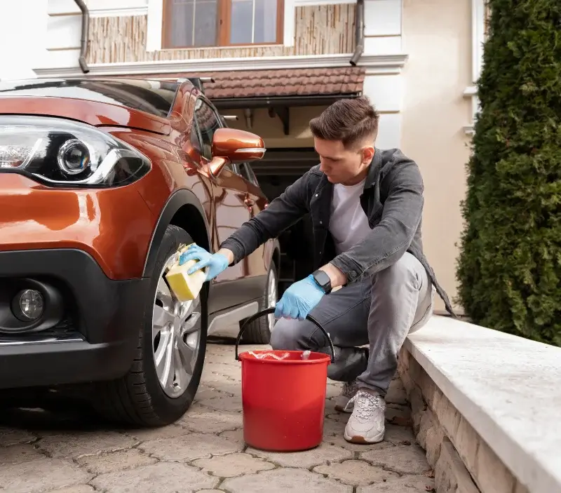 Lavage auto à domicile Saint-Vincent-du-Pendit : professionnel intervenant sur un véhicule